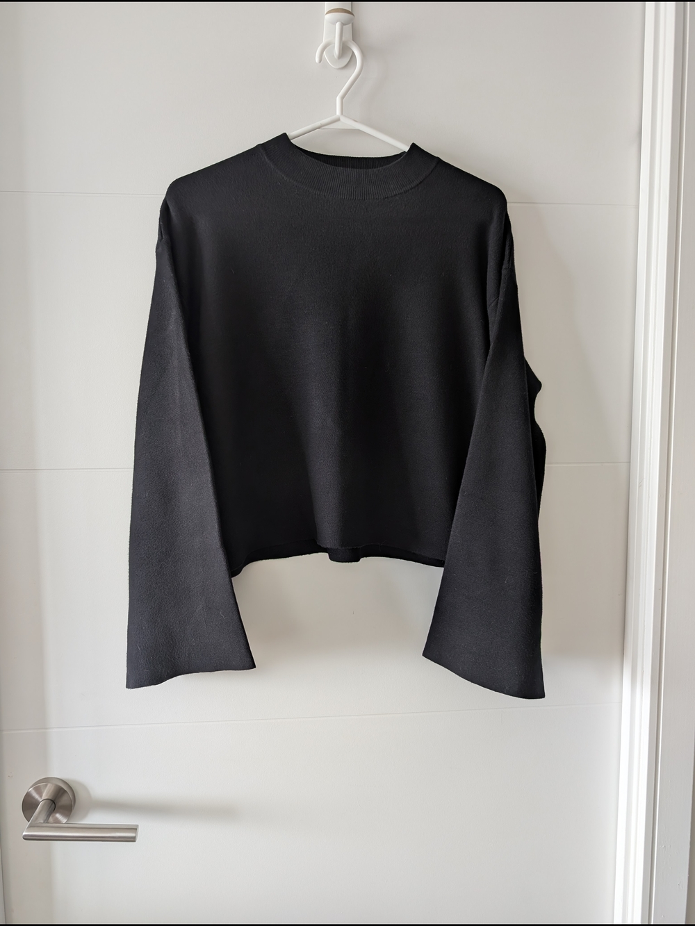 Women's Black Long-Sleeve Cropped Top